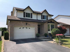 EXECUTIVE HOME WITH POOL IN WATERLOO